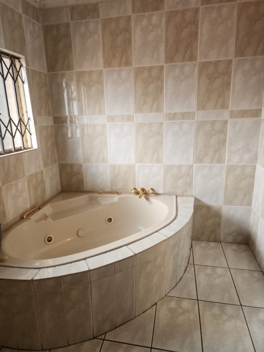 6 Bedroom Property for Sale in Manzil Park North West